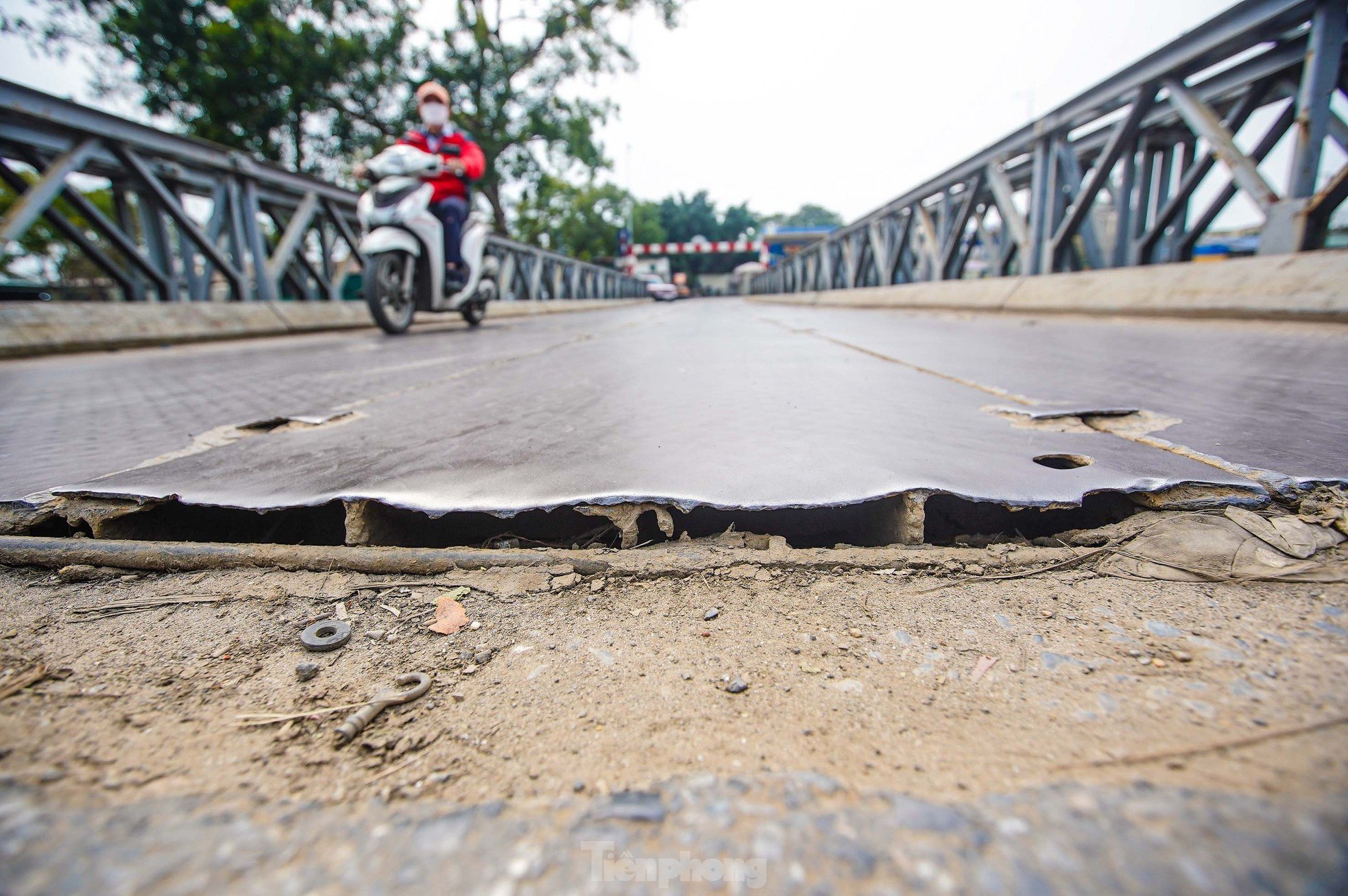 Close-up of degraded, rusty bridges in Hanoi photo 8