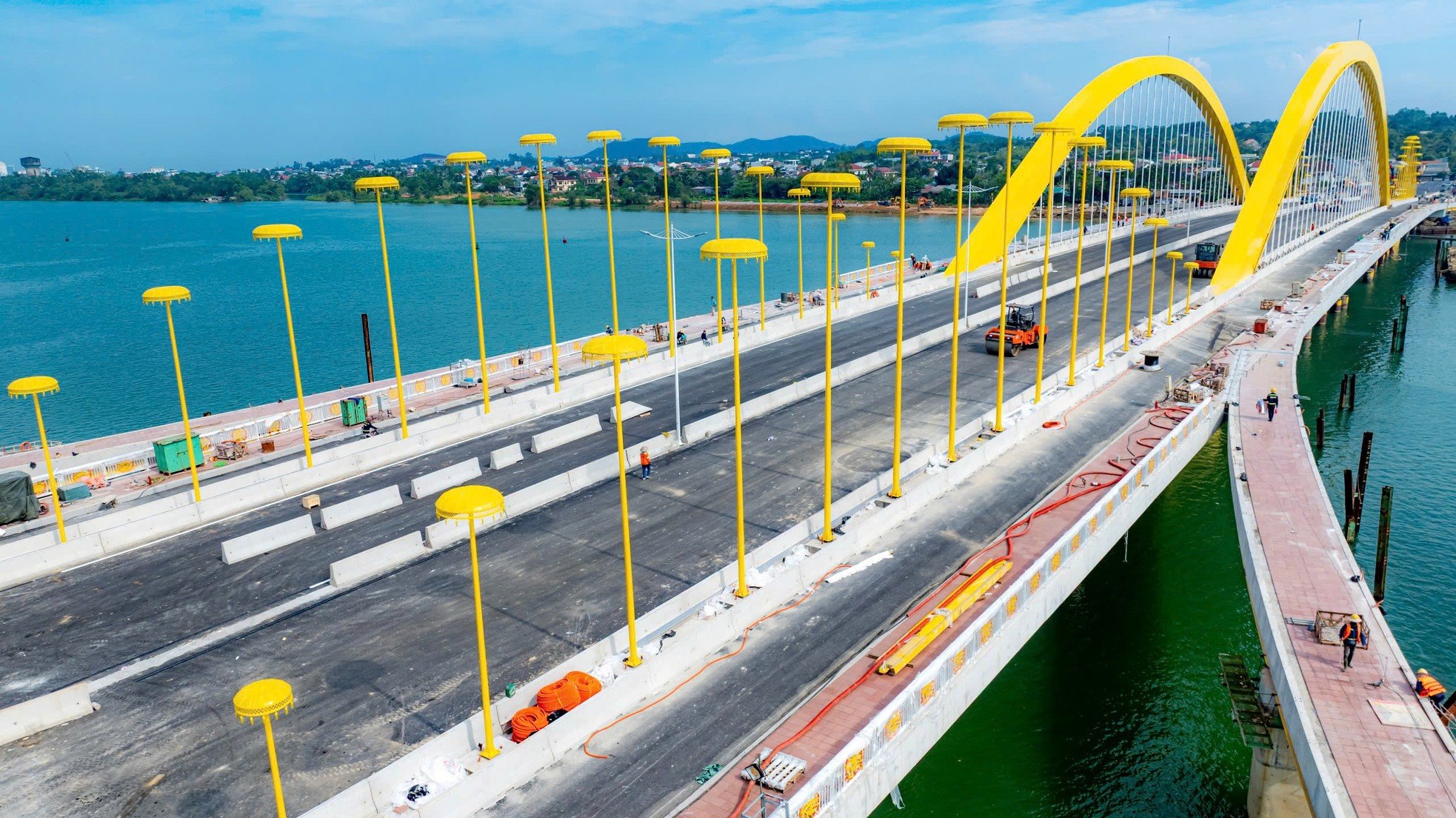 Unique 'royal golden parasol' on the billion-dollar bridge over the Perfume River photo 5