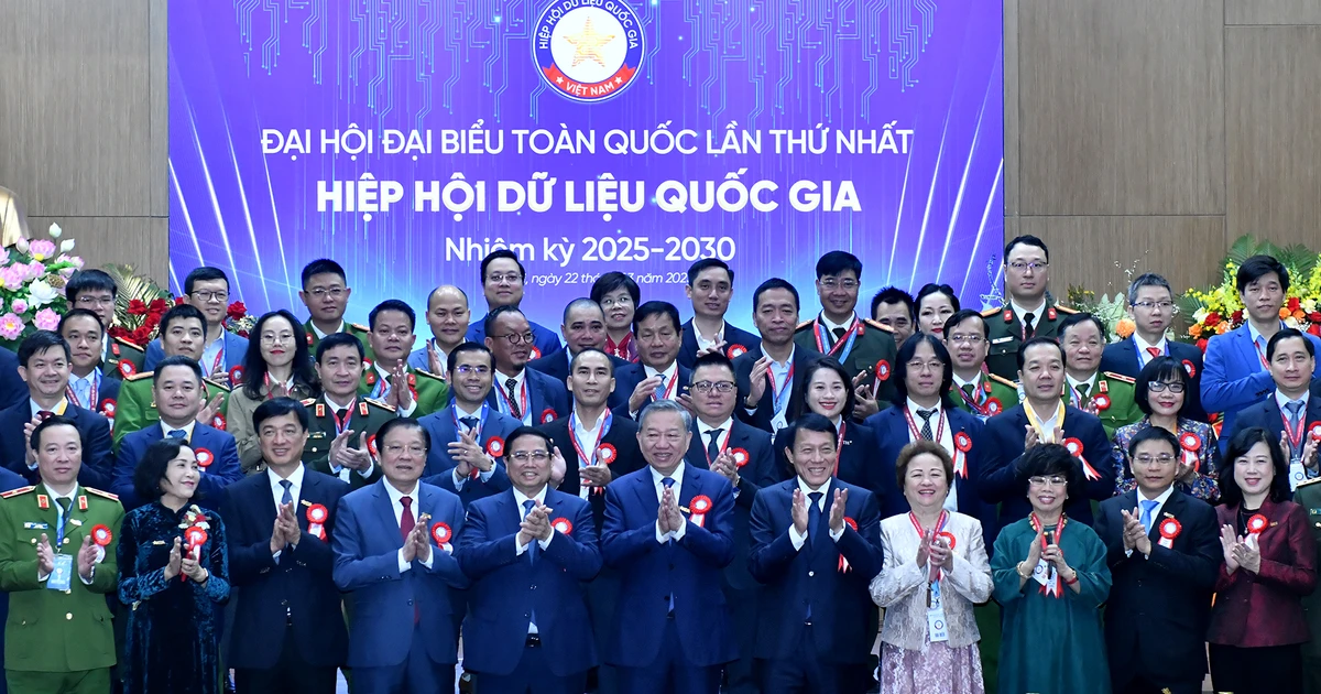 [写真] ト・ラム事務総長とファム・ミン・チン首相が国家データ協会の第1回大会に出席