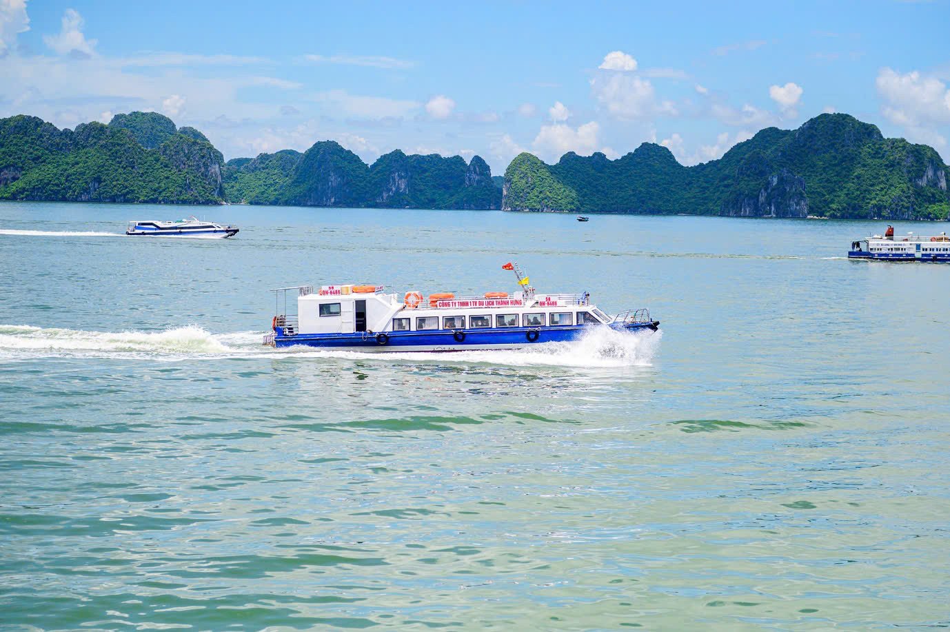 Hors-bord de Tuan Chau à Cat Ba.jpg