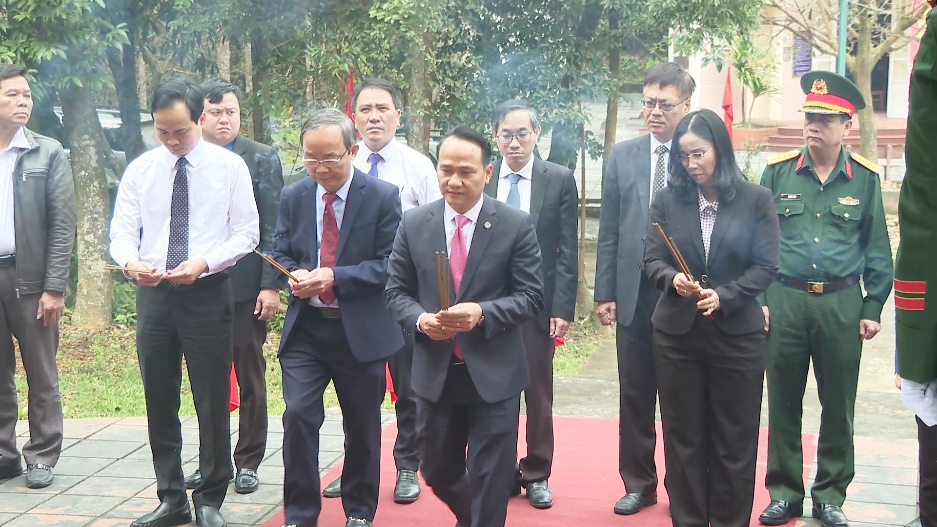 City leaders commemorate and offer incense at Quang Da Special Zone Party Committee Base