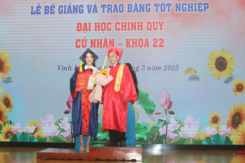 Trường Đại học Cửu Long vinh danh các sinh viên tốt nghiệp xuất sắc -0