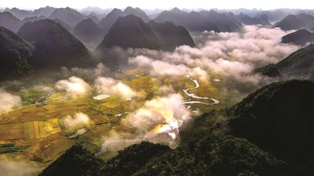 Organización de la exposición fotográfica "País y gente de la ASEAN" en el Festival de la Aldea Sen en 2025