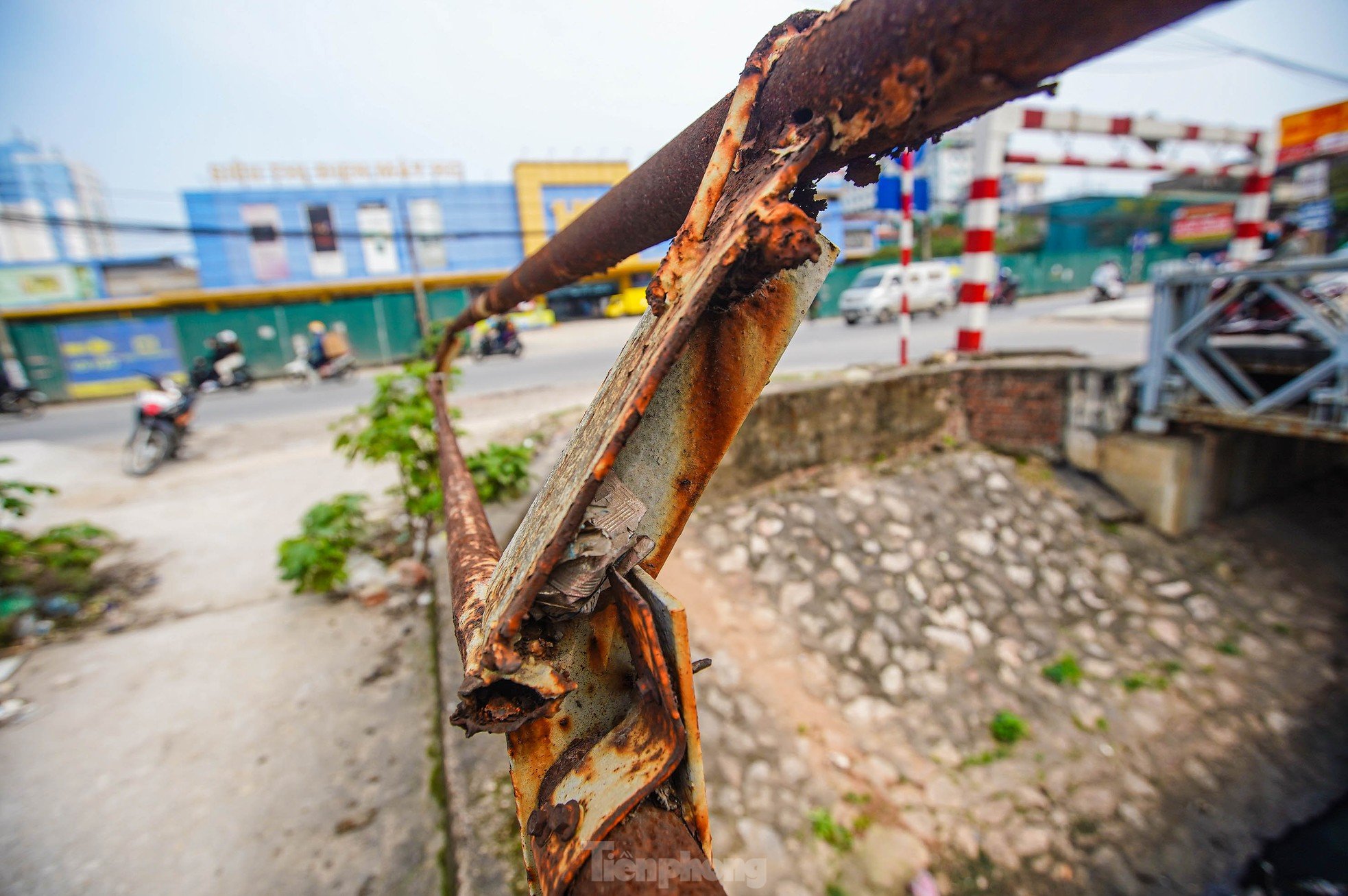 Close-up of degraded, rusty bridges in Hanoi photo 20