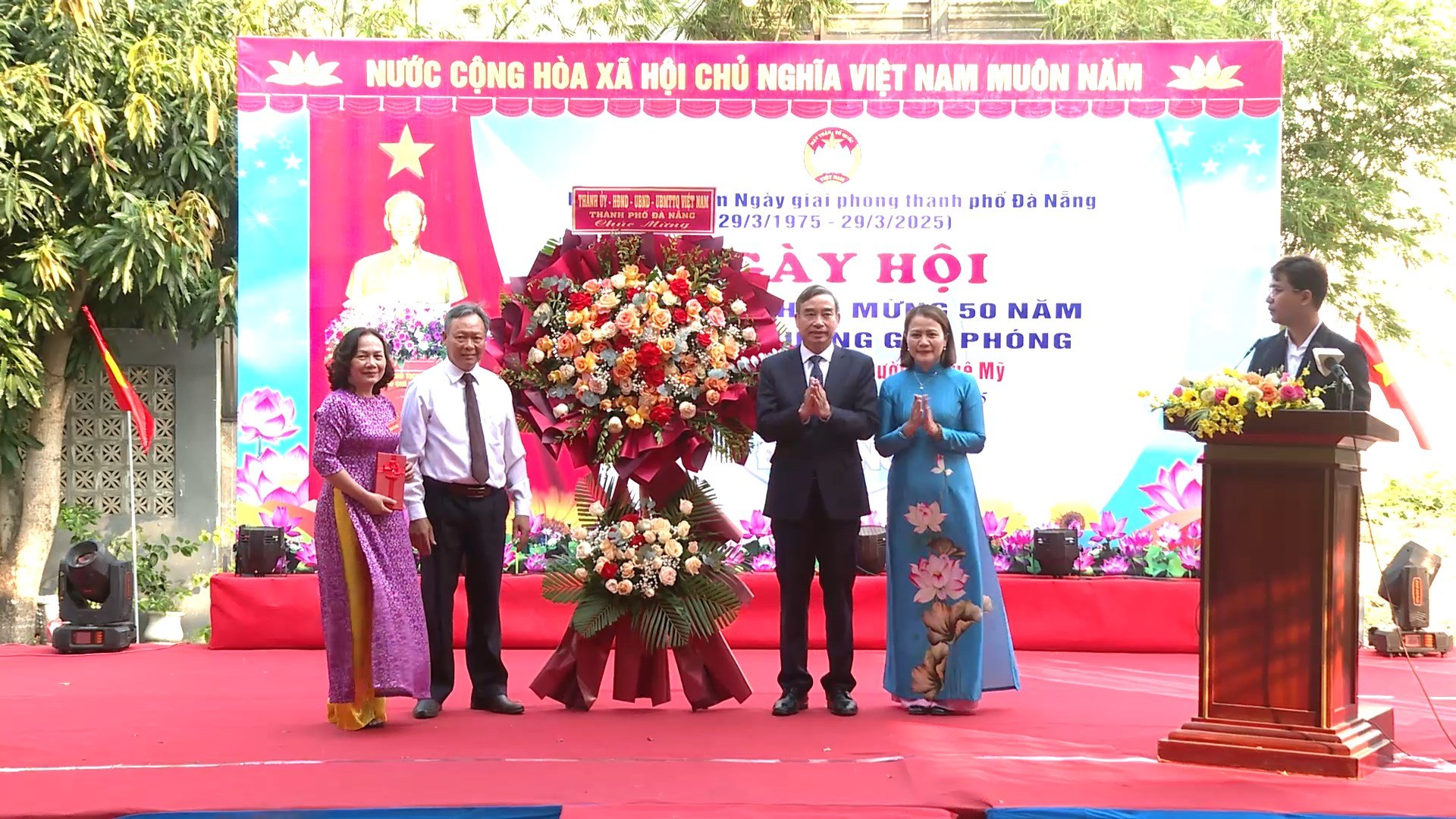 Le président du comité populaire de la ville se joint au festival de tous les résidents du quartier résidentiel Da Man 5, dans le quartier de Khue My