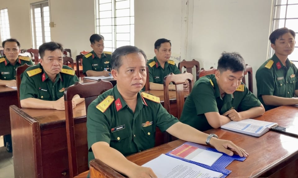 Le commandement militaire du district de Tan Hung ouvre un cours de formation en anglais au niveau B1