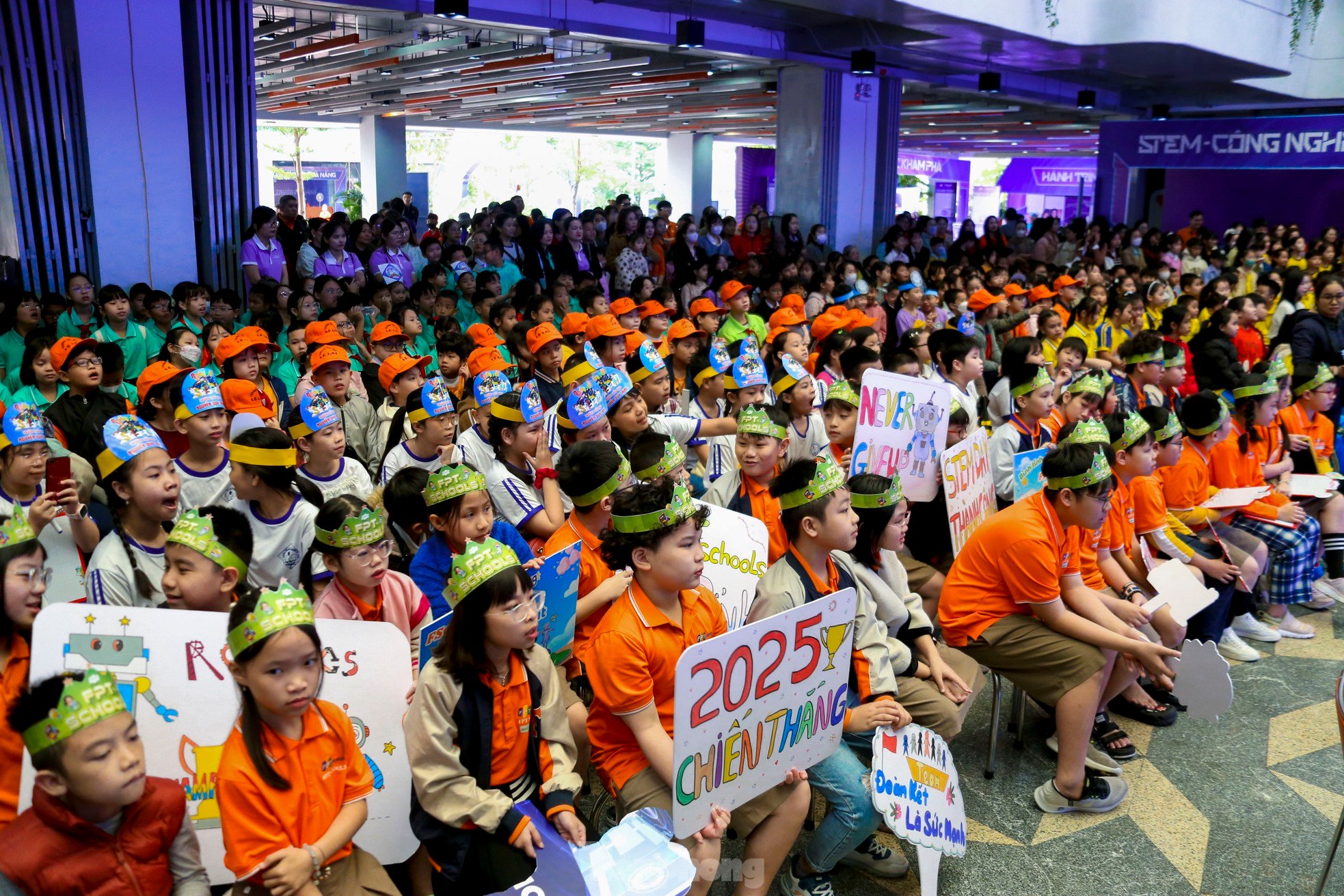 Mehr als 2.000 Studenten aus Da Nang erleben begeistert Roboter und grundlegende Programmierung. Foto 2