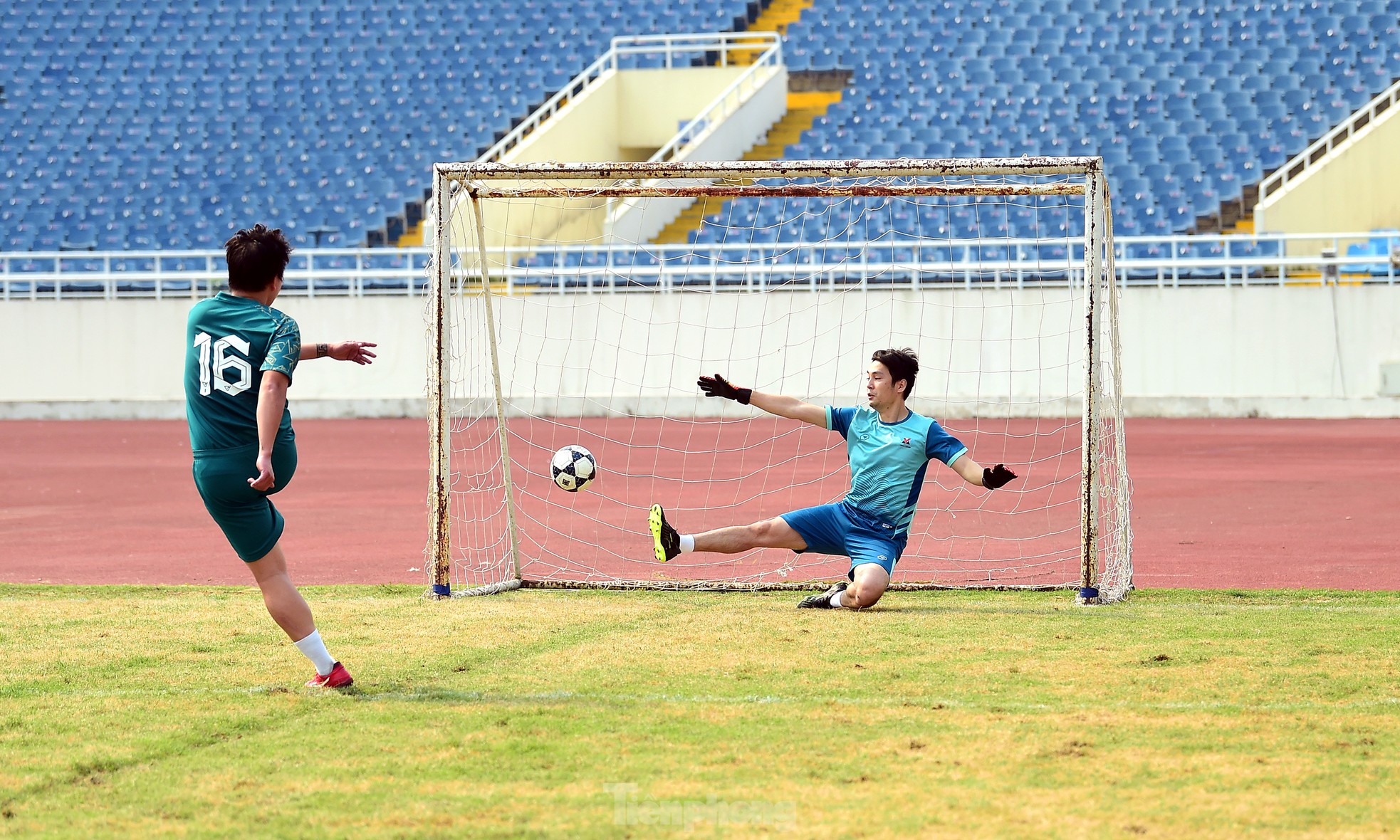 Dramatische Serie von „Schießereien“ im My Dinh Stadium beim Jugendsportfestival, Foto 21