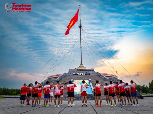 Enthüllung besonderer Details zur Flaggenhisszeremonie beim Tien Phong Marathon 2025, Foto 2