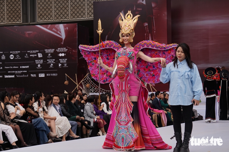 999 hoa hậu, nam vương làm đại sứ Tuần lễ thời trang sinh viên toàn cầu, hoa hậu ở đâu lắm thế? - Ảnh 2.