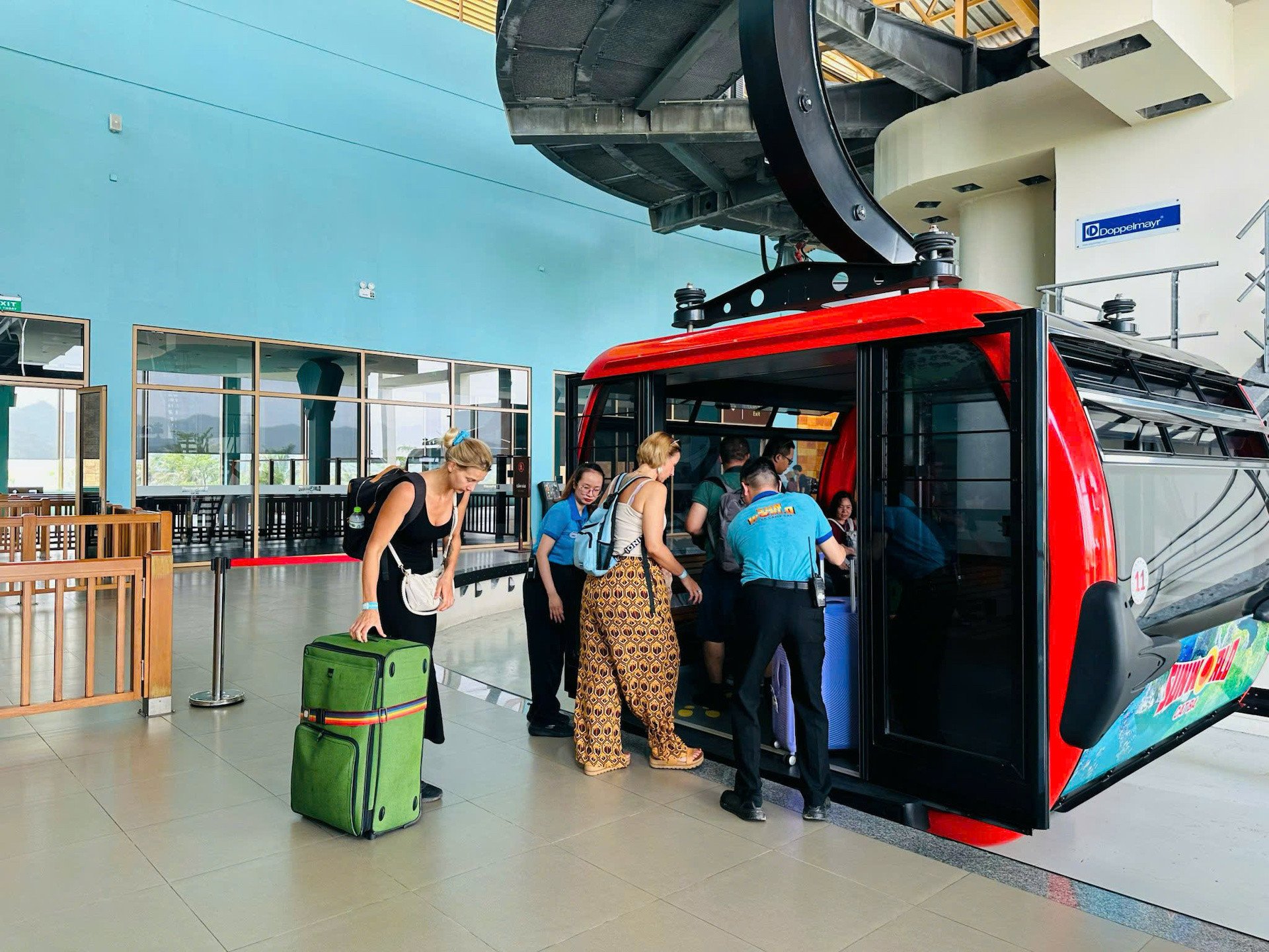 A2 Les touristes voyagent via le téléphérique de Cat Ba (4).jpg