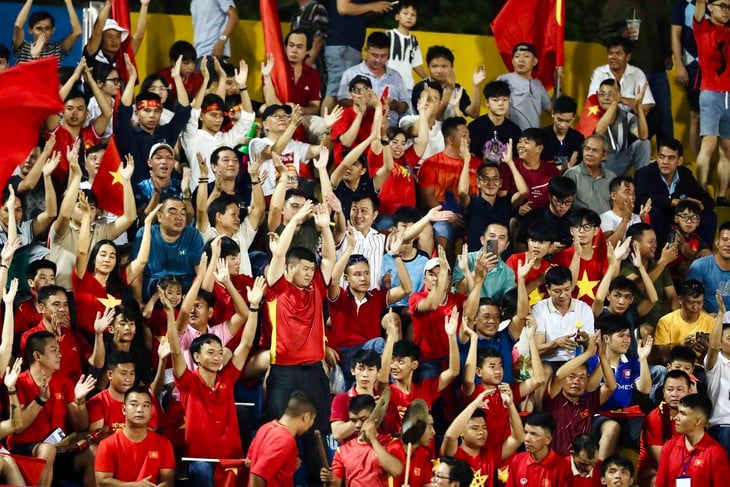 9,700 tickets for Vietnam's match against Laos have been sold out, black market tickets are 3-4 times more expensive - Photo 1.