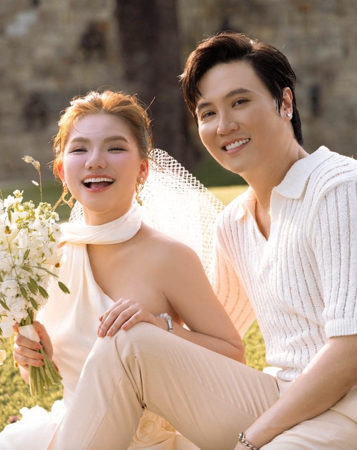 Vuong Anh Tu combiné avec Myra Tran.