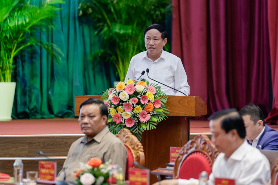 Der Vorsitzende des Volkskomitees der Provinz Binh Dinh, Pham Anh Tuan, berichtete bei dem Treffen. Foto: VGP.