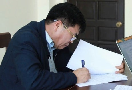 Suspender al director involucrado en el caso de fraude de edad de los jugadores de Song Lam Nghe An