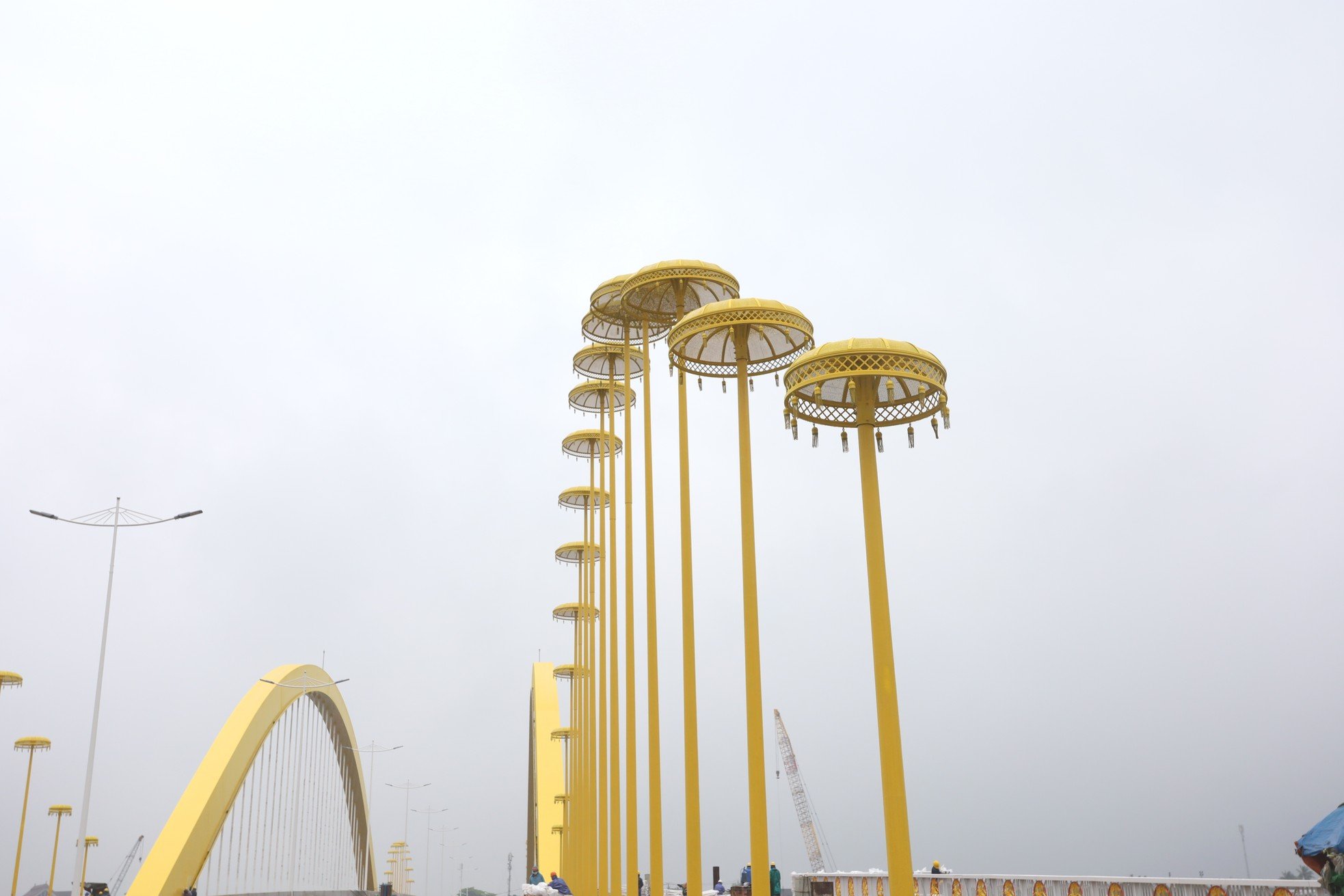 Unique 'royal golden parasol' on the billion-dollar bridge over the Perfume River photo 3