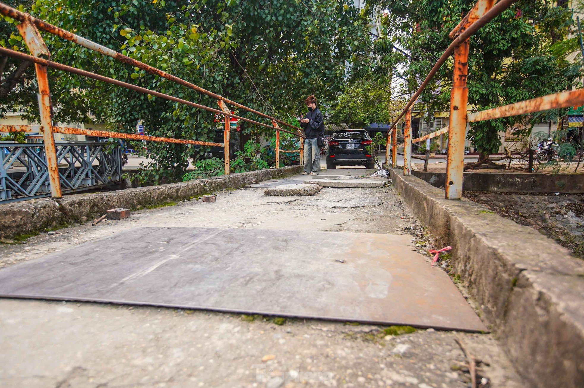 Close-up of degraded, rusty bridges in Hanoi photo 12