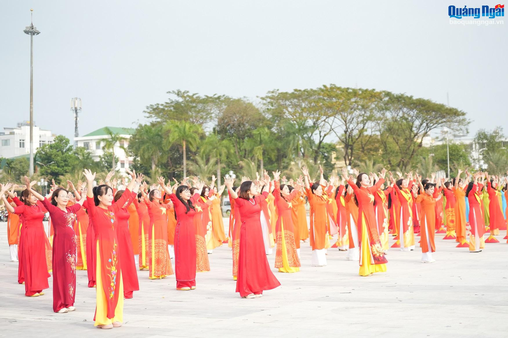 Hơn 300 phụ nữ đã tham gia đồng diễn áo dài. 