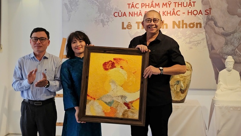 El Museo de Bellas Artes de Hue recibe tres obras del escultor Le Thanh Nhon imagen 1