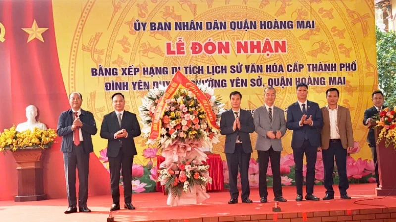 Hanoi awards ranking certificates to 17 historical relics