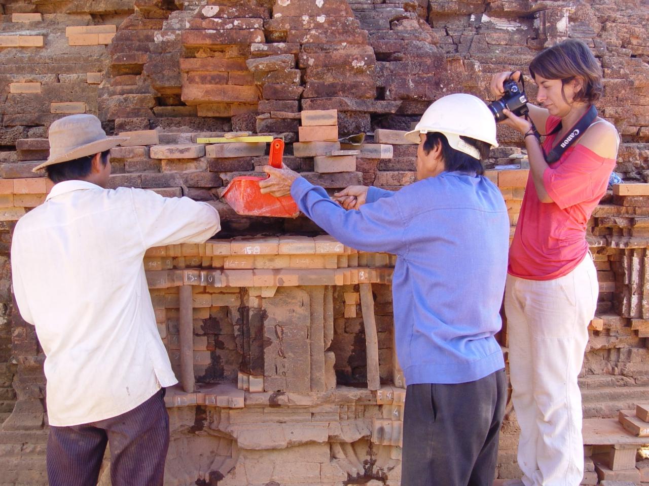 La arquitecta Mara Landoni y sus obreros están renovando el templo G1.