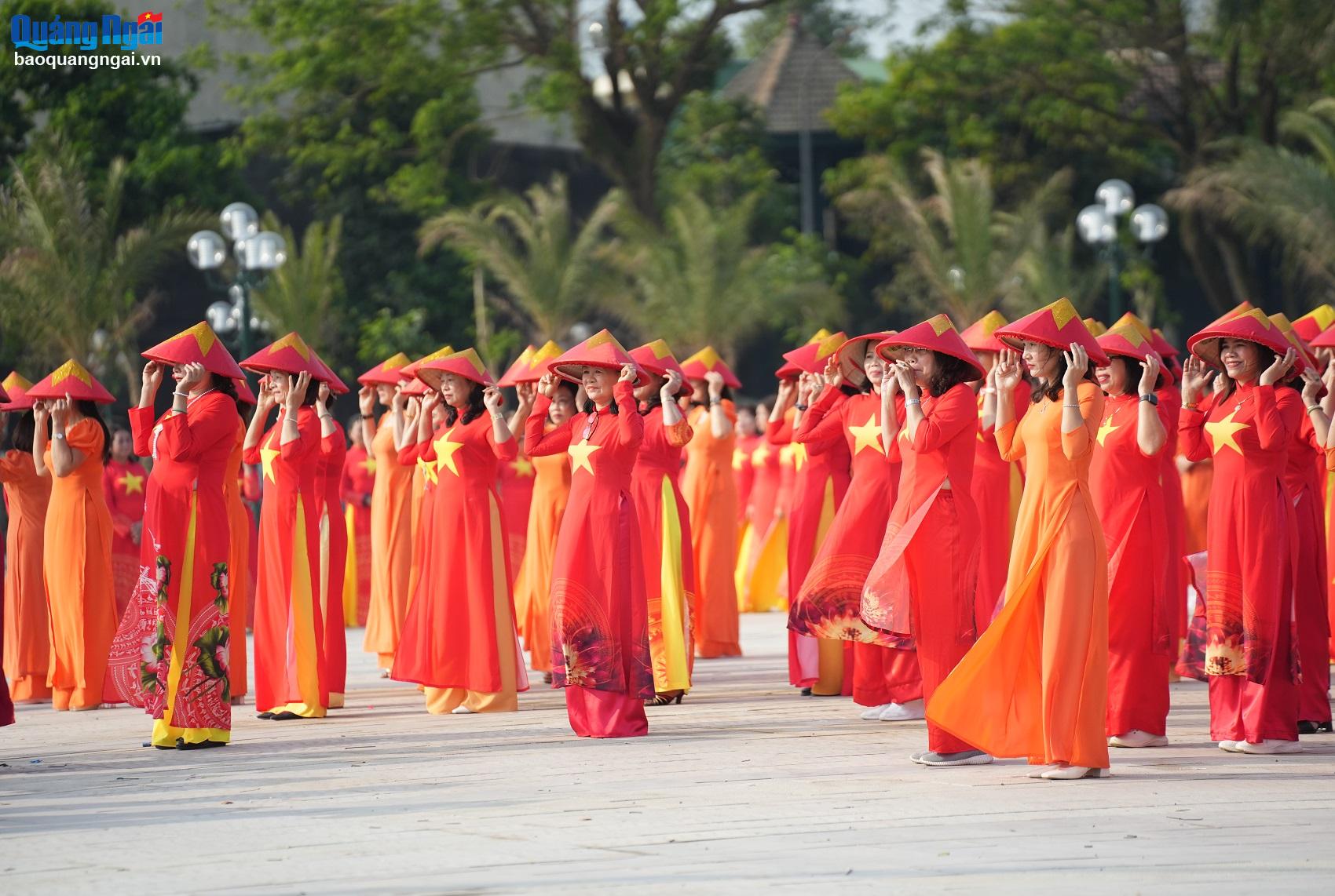 Women of Quang Ngai city perform in ao dai