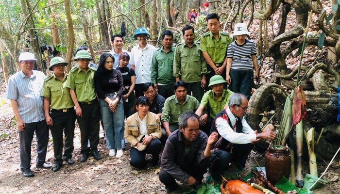 Gia Lai: Ceremonia de agradecimiento del pueblo Jrai al Dios del Bosque: uniendo las manos para proteger el bosque.