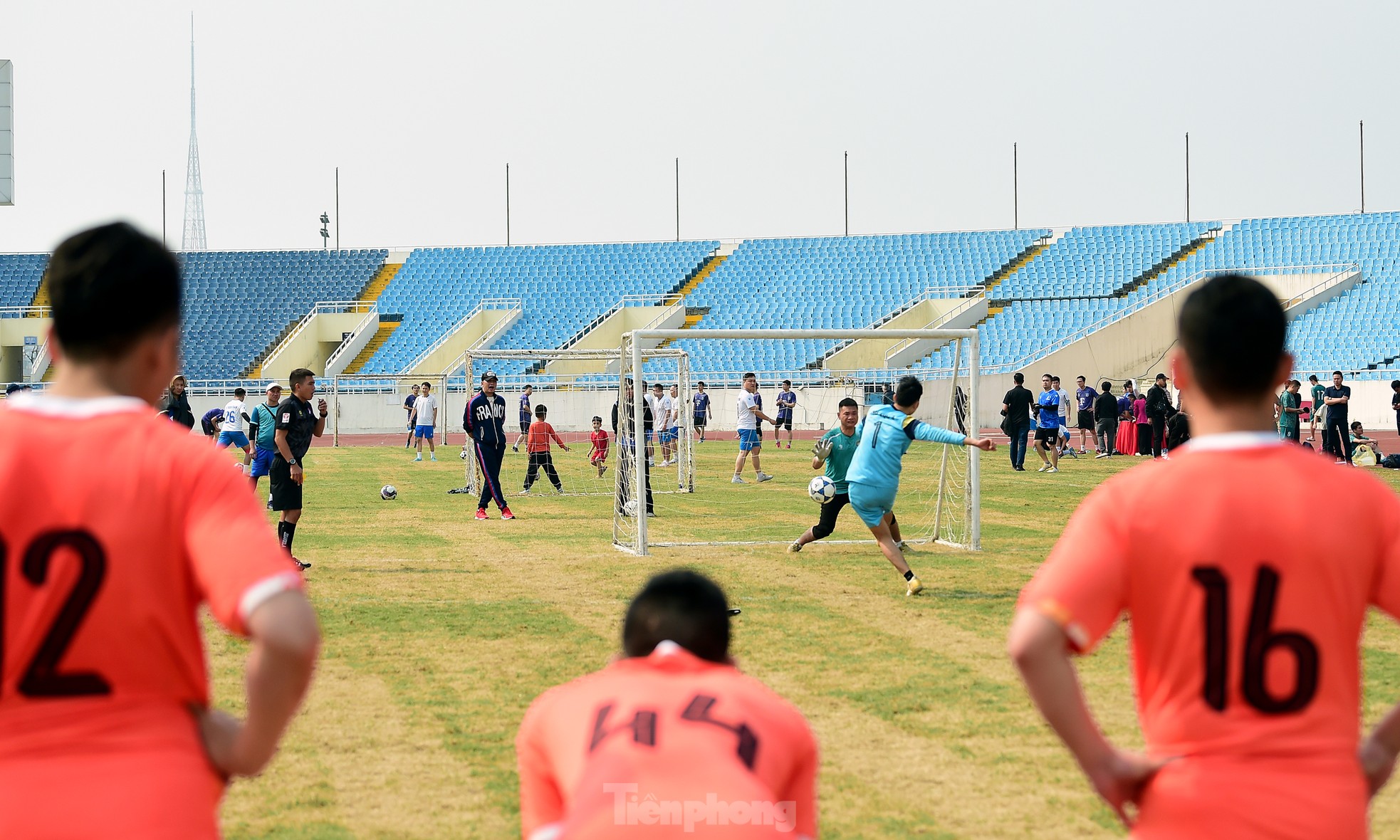 Dramatische Serie von „Schießereien“ im My Dinh Stadium beim Jugendsportfestival, Foto 23