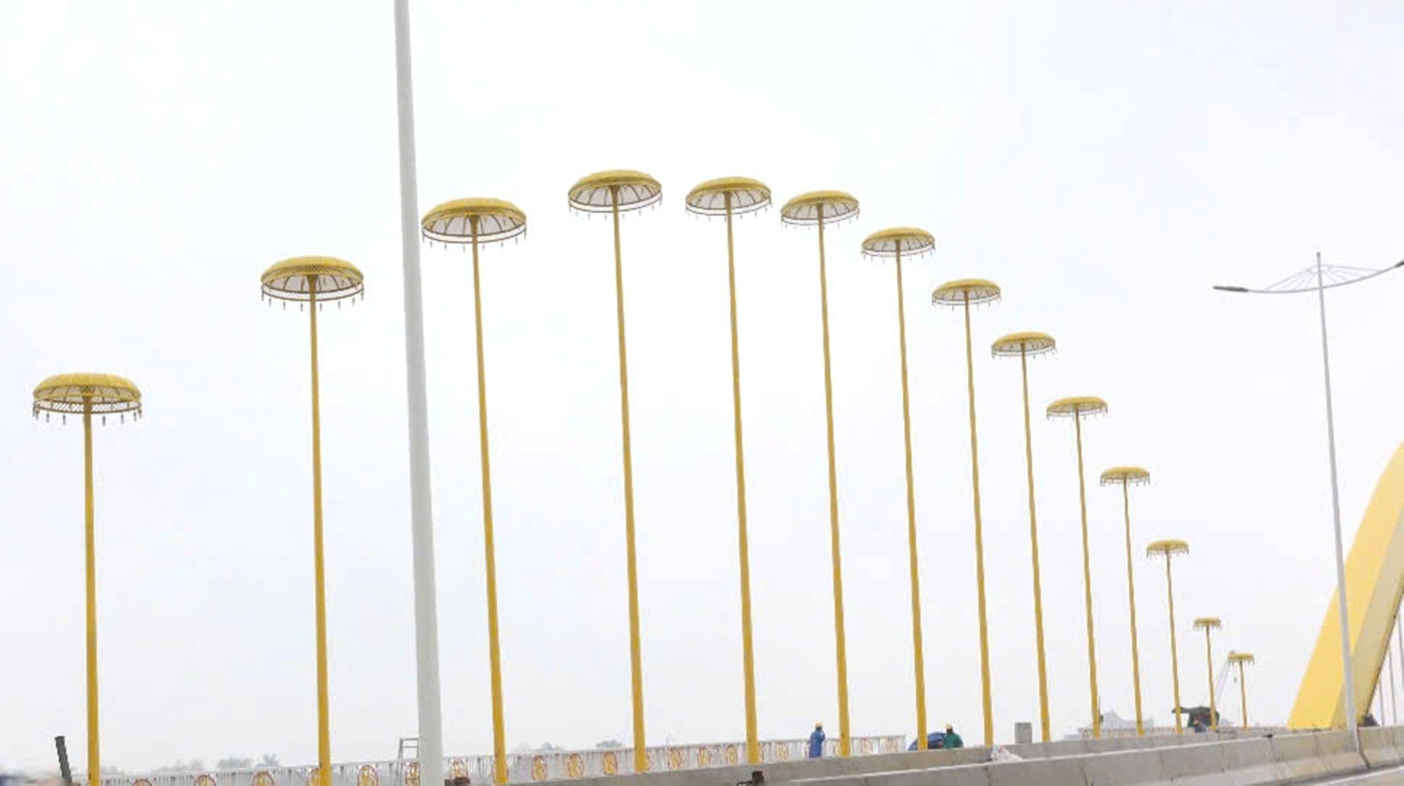 Unique 'royal golden parasol' on the billion-dollar bridge over the Perfume River photo 10