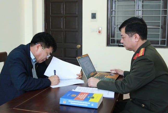 Suspending the principal involved in the age fraud case of Song Lam Nghe An players photo 1