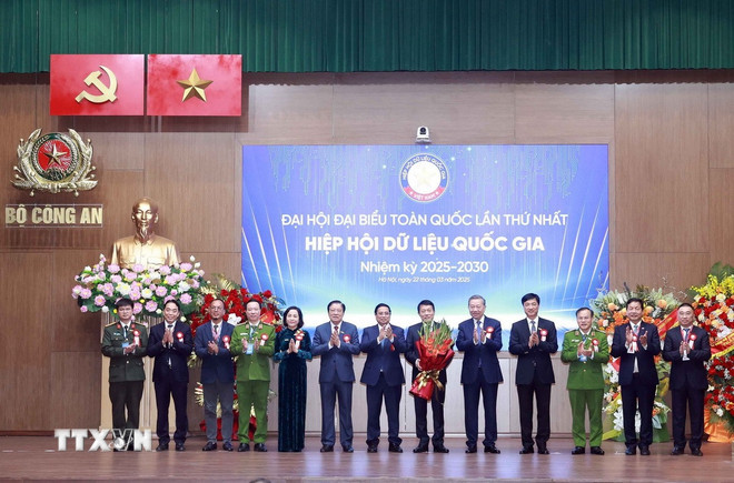 General Secretary To Lam and Prime Minister Pham Minh Chinh congratulated the Standing Committee of the National Data Association for the 2025-2030 term. (Photo: Thong Nhat/VNA)