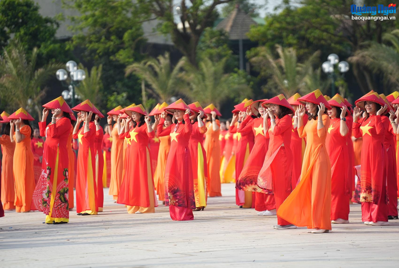 Các hội phiên phụ nữ tham gia đồng diễn ở nhiều độ tuổi khác nhau nhưng có chung một niềm tự hào về quê hương, đất nước. 