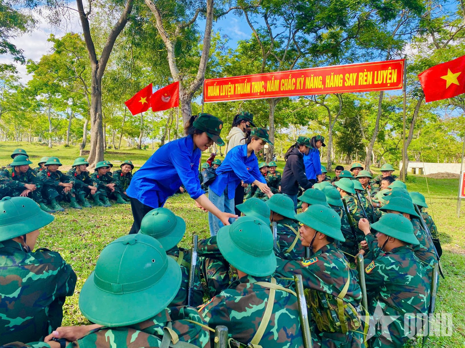 Water on the training ground cools the soldiers' hearts