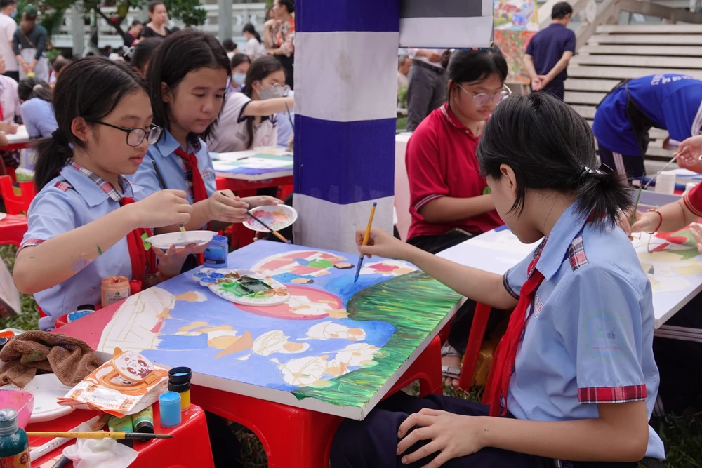 Le concours de dessin vert est un terrain de jeu de peinture rempli des couleurs de l'enfance, où les étudiants et les enfants peuvent exprimer leurs rêves vivants à travers chaque peinture colorée. Photo : THUY BINH