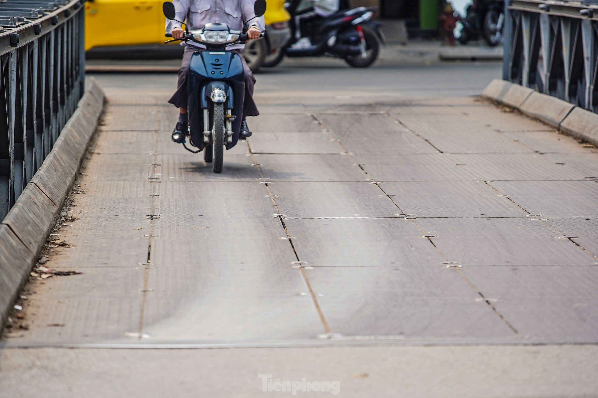 Close-up of degraded, rusty bridges in Hanoi photo 4