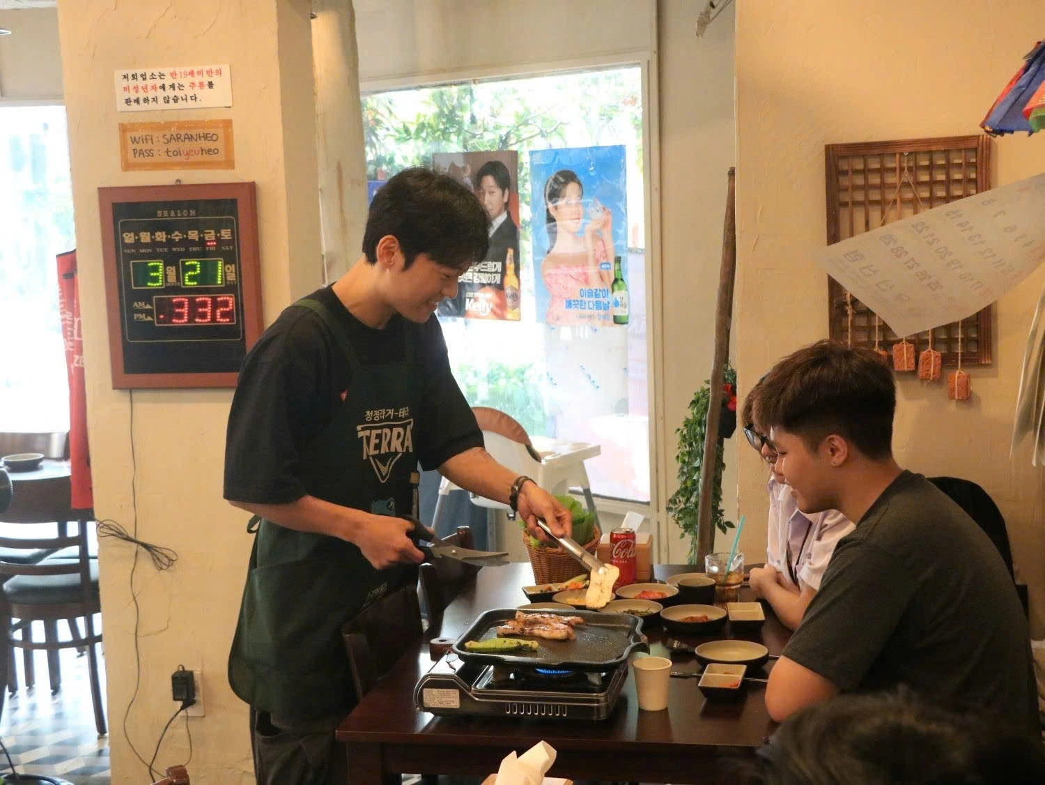 Quitting a job earning hundreds of millions of dong per month, a Korean man went to Vietnam to sell grilled meat.