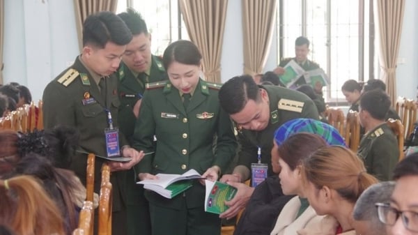 Les jeunes officiers contribuent à la construction d'une frontière Vietnam-Laos pacifique, amicale, coopérative et en développement