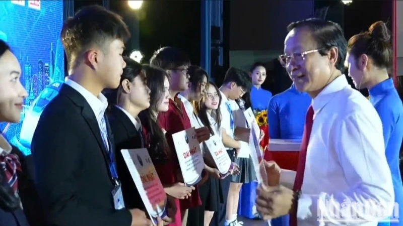 12 First Prizes were awarded at the National Science and Technology Research Competition for High School Students