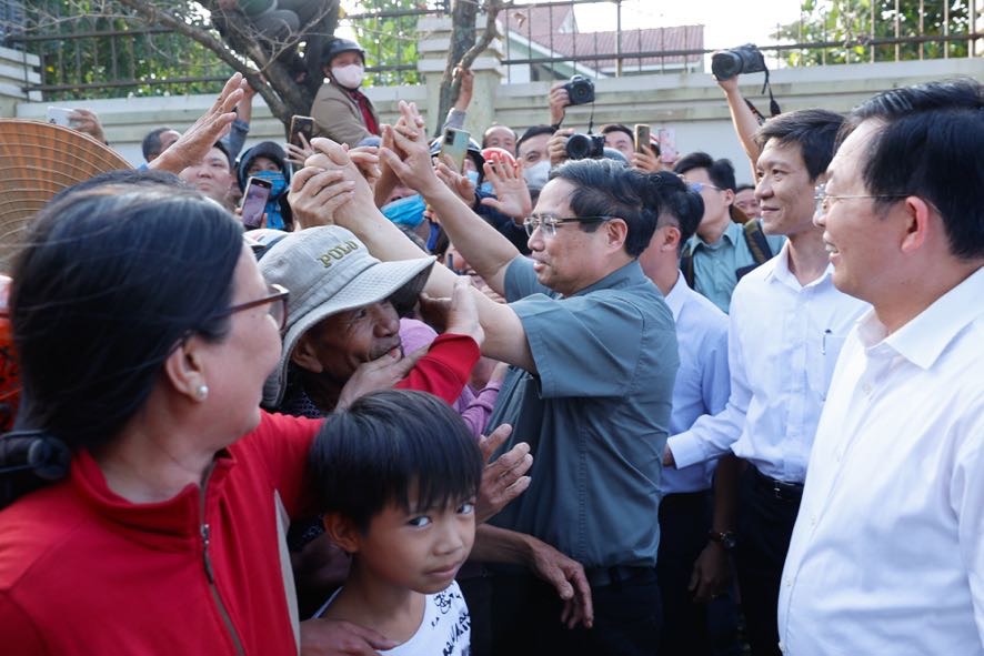 Premierminister Pham Minh Chinh besucht die Bevölkerung vor Ort und spricht mit ihr – Foto: VGP/Nhat Bac  