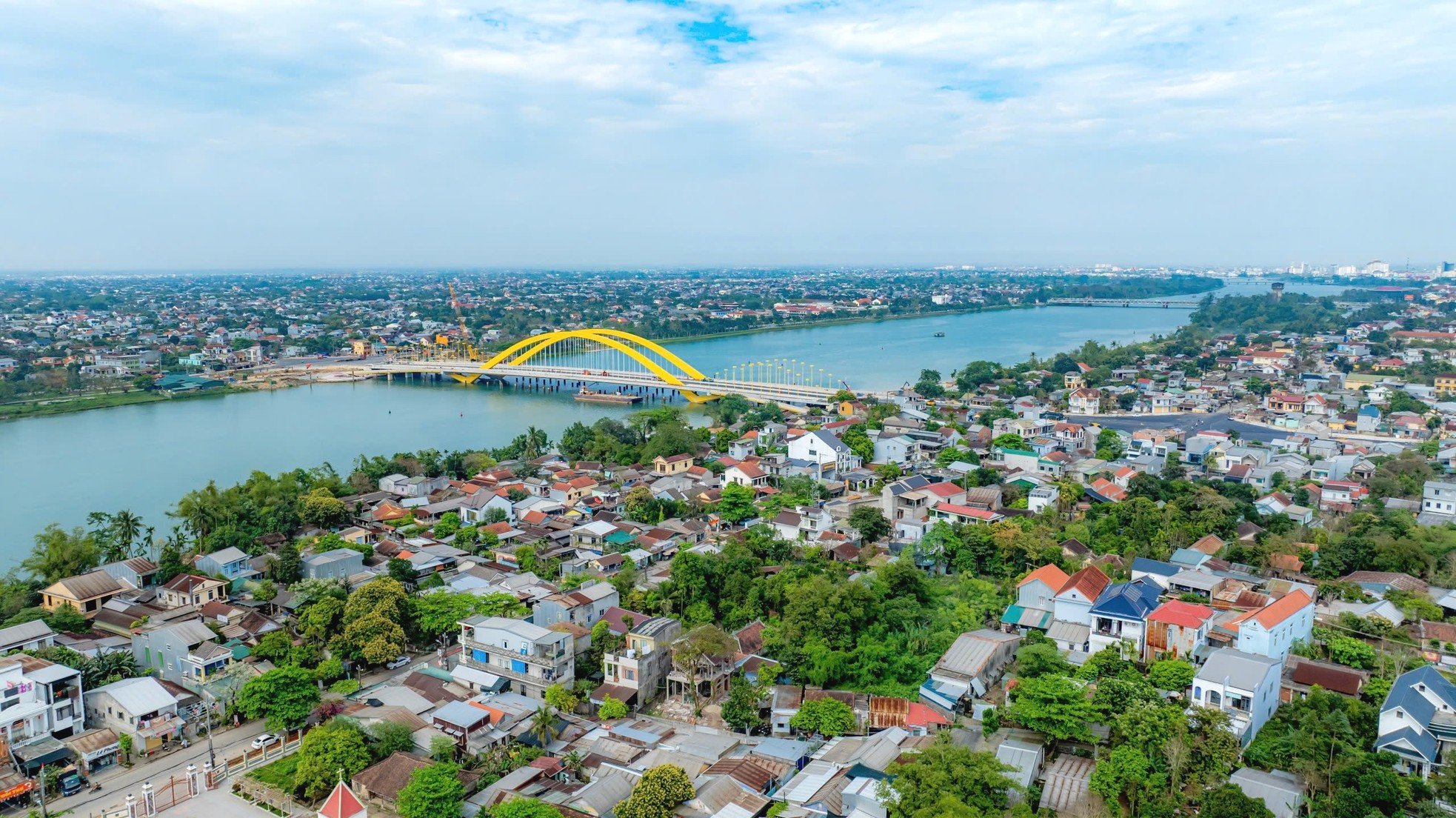 Unique 'royal golden parasol' on the billion-dollar bridge over the Perfume River photo 1