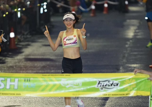 Tien Phong Marathon 2025: Warten auf den harten Wettkampf auf der 21 km langen Rennstrecke Foto 2