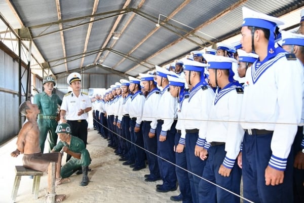 Neue Soldaten der Marineregion 5 besuchen und studieren im Phu Quoc-Gefängnis