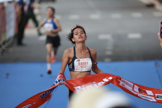 Tien Phong Marathon 2025: Warten auf den harten Wettkampf auf der 21 km langen Rennstrecke Foto 1