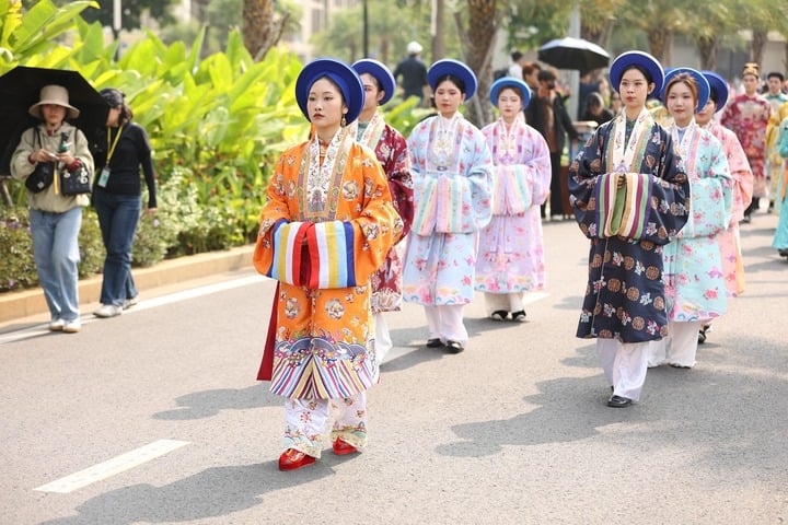 전통의상을 입은 사람들 바다 콘서트 참석 '형제, 수천 개의 장애물 극복' - 10