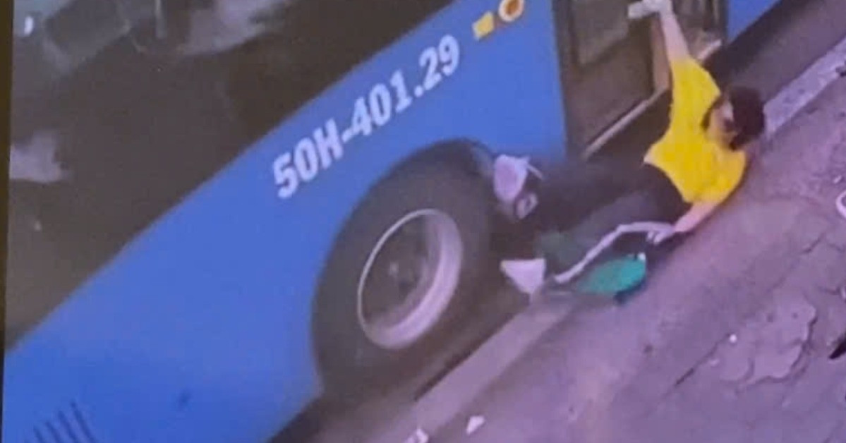 Female student fell off bus, panicked when lying close to the wheel