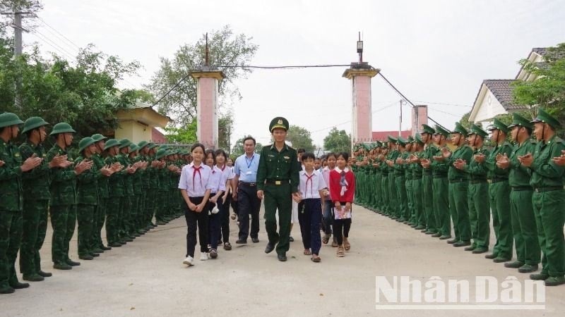 Các em học sinh đến học tập, trải nghiệm tại Tiểu đoàn Huấn luyện-Cơ động, Bộ đội Biên phòng tỉnh Đắk Lắk đóng trên địa bàn xã biên giới Krông Na, huyện Buôn Đôn.