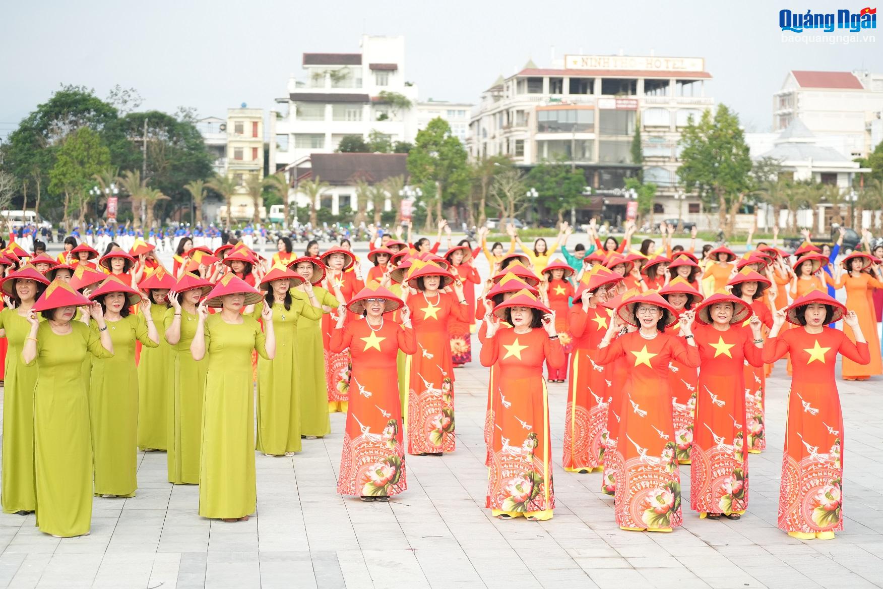 Esta significativa actividad demostró el espíritu de solidaridad de los miembros de la asociación de mujeres de la ciudad de Quang Ngai.