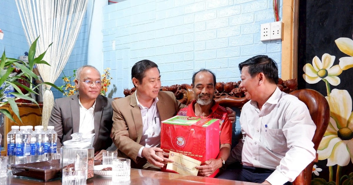 Standing Vice Chairman of the Provincial People's Committee Phan Thai Binh visited policy families in Dong Giang district