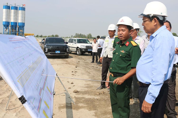 Les dirigeants du Comité populaire provincial d'An Giang inspectent l'avancement des travaux de construction de l'autoroute Chau Doc - Can Tho - Soc Trang