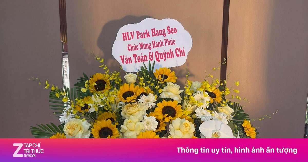 Ông Park gửi tặng hoa cưới cho Văn Toản